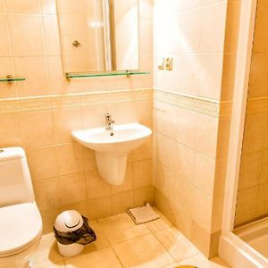 Mały pokój z dwoma pojedynczymi łóżkami